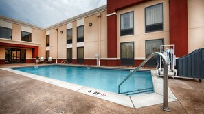 Una piscina al aire libre de temporada