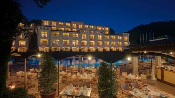 3 restaurants; breakfast, lunch, and dinner served