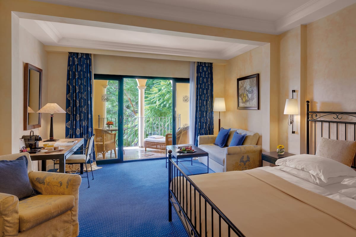 Hypo-allergenic bedding, down duvets, minibar, in-room safe