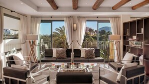 3 restaurantes; se sirve desayuno, almuerzo y cena; cocina mediterránea