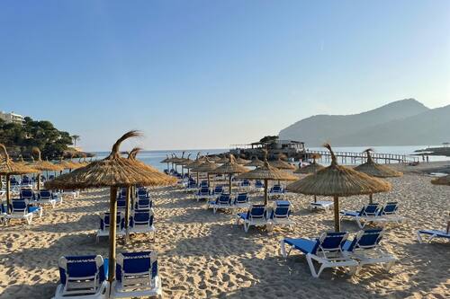 Accommodatie ligt op het strand, ligstoelen, parasols, strandlakens