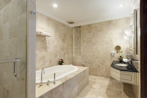 Agung Suite | Bathroom | Bathtub, free toiletries, hair dryer, slippers