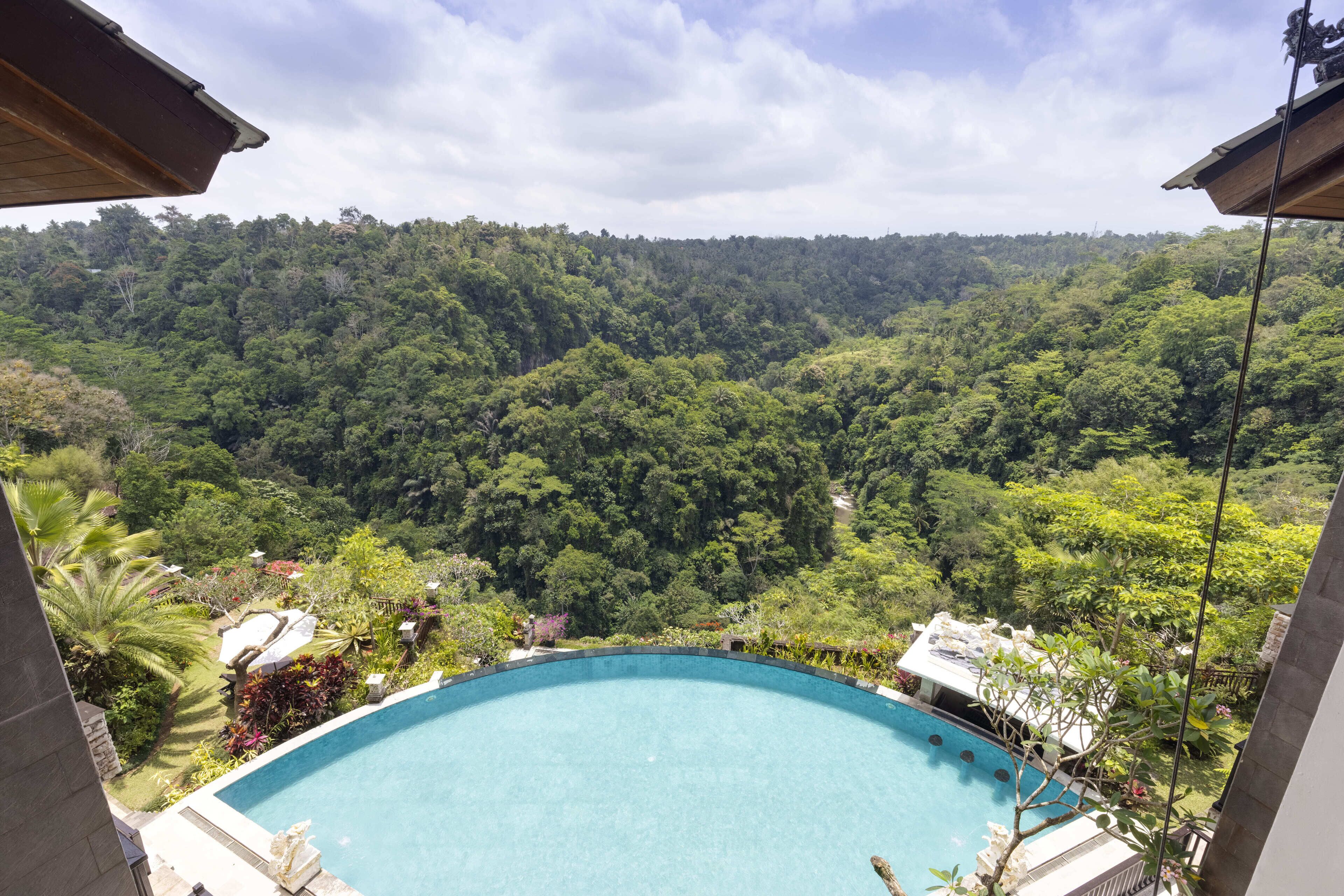 2 outdoor pools, pool loungers