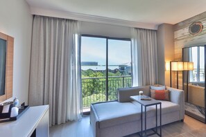 Room, 1 King Bed (Mobility/Hearing Access, Roll-in Shwr) | Premium bedding, in-room safe, desk, blackout curtains - Dallas/Plano Marriott at Legacy Town Center (Plano)