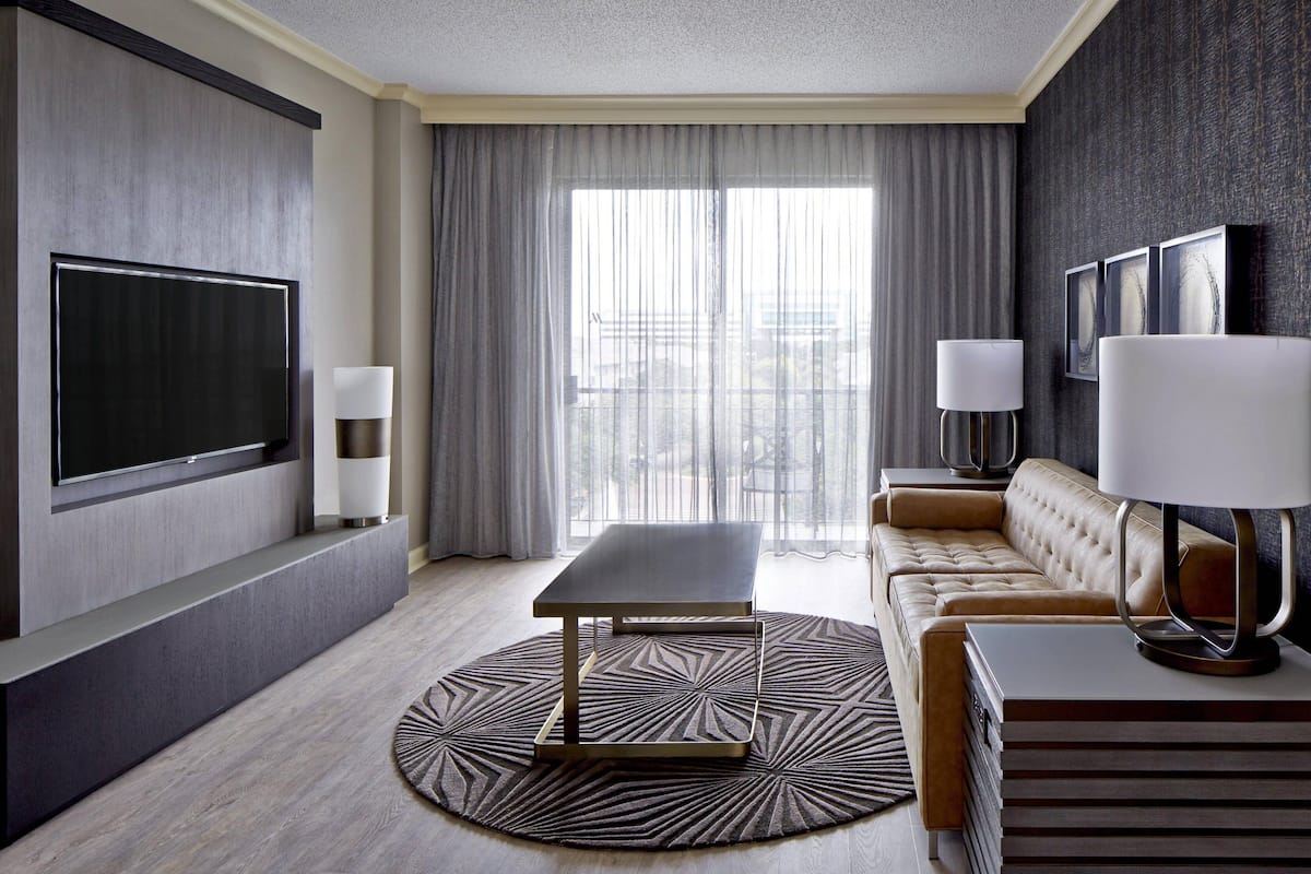 Suite Deluxe, 1 habitación | Área de sala de estar | Smart TV de 55 pulgadas con canales por cable y televisión