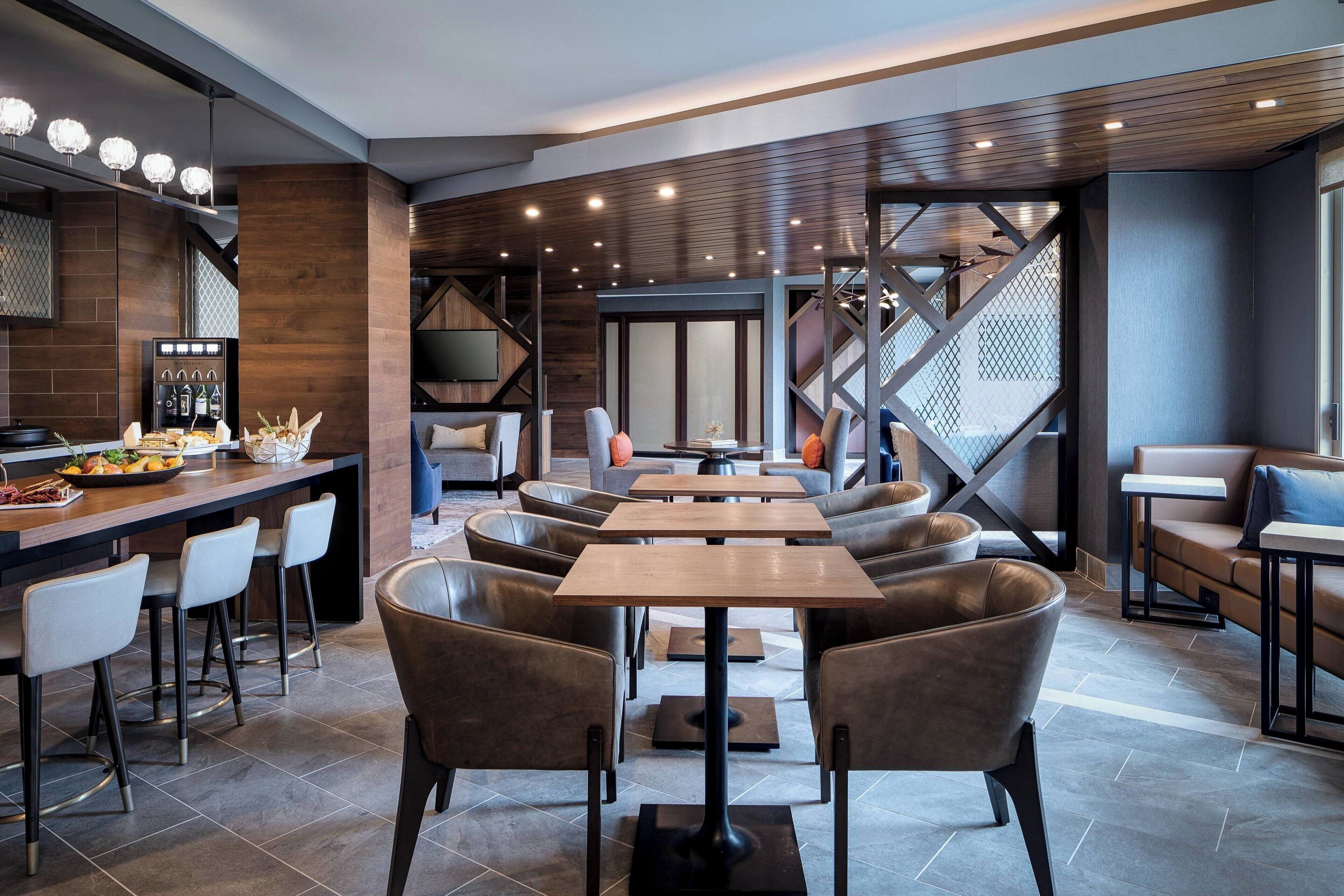 club room, 1 king bed | lounge