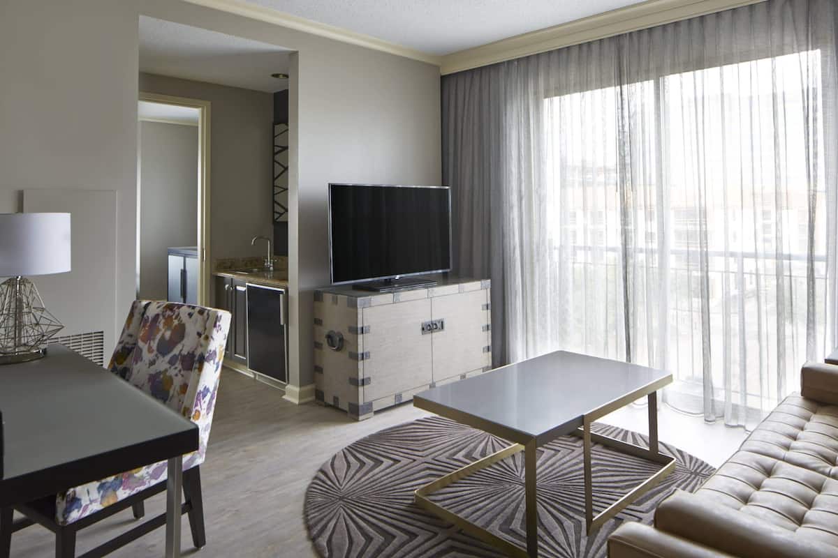 Suite junior, 1 habitación, balcón | Área de sala de estar | Smart TV de 55 pulgadas con canales por cable y televisión