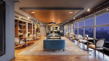 2 bars/lounges, cocktail bar