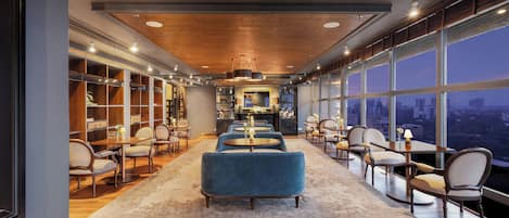 2 bars/lounges, cocktail bar