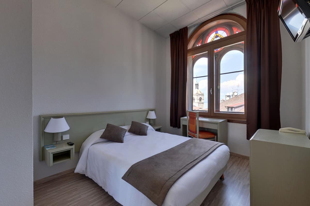 In-room safe, desk, iron/ironing board, free cots/infant beds