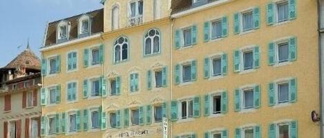 Vista frontal de la propiedad