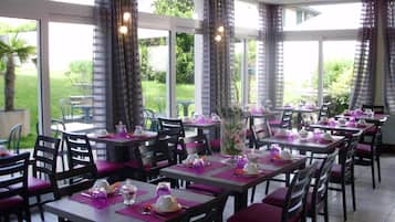 Petit déjeuner buffet (9 EUR par personne)