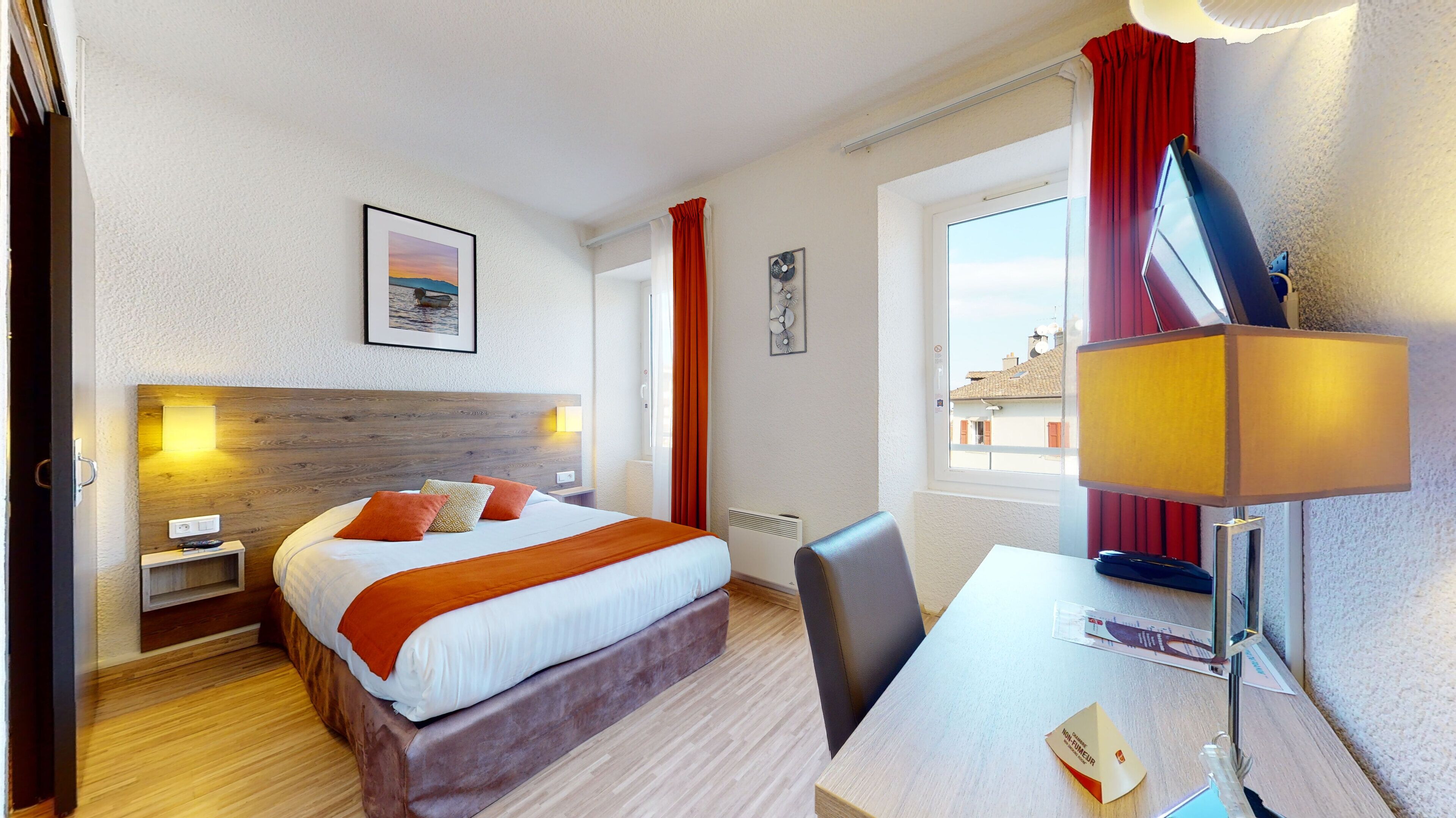 Skrivebord, strygejern/strygebræt, gratis baby-/barnesenge