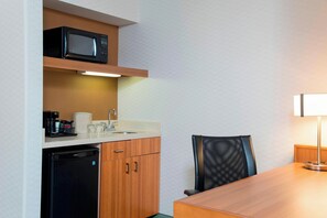 Kühlschrank, Mikrowelle, Wasserkocher mit Kaffee-/Teezubehör