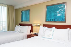 Escritorio y espacio para trabajar con laptop 