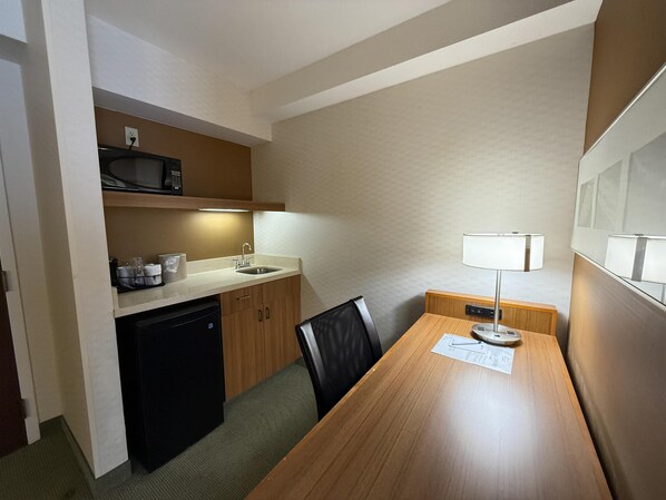 Desk, laptop workspace, iron/ironing board, free WiFi - The Peoria Hotel, SureStay Collection by Best Western (Peoria)