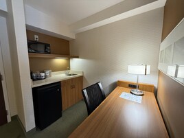 Desk, laptop workspace, iron/ironing board, free WiFi