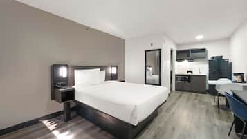 Ropa de cama de alta calidad y espacio para trabajar con laptop