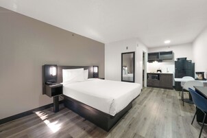 Ropa de cama de alta calidad y espacio para trabajar con un portátil