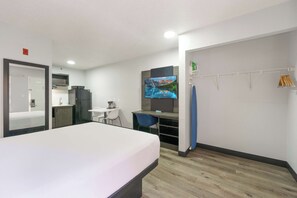 Ropa de cama de alta calidad y espacio para trabajar con laptop 