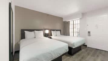 Ropa de cama de alta calidad y espacio para trabajar con laptop