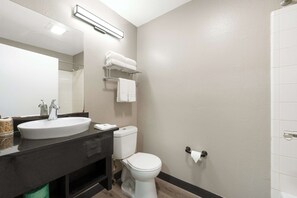 Kombinasi shower/bathtub, handuk, sabun, dan sampo