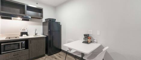 Kjøleskap, mikrobølgeovn og kaffetrakter/tekoker