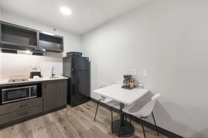 Fridge, microwave, coffee/tea maker - Studio 6 Tucker, GA - Atlanta Northlake (Tucker)