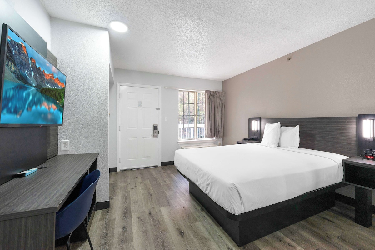 Premium bedding, laptop workspace, iron/ironing board, free WiFi
