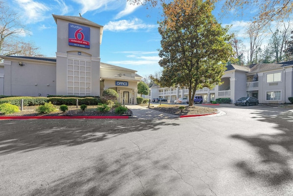 L’entrée d’un hôtel, avec une enseigne indiquant « Studio 6 Extended Stay » et une autre indiquant « Bureau ».