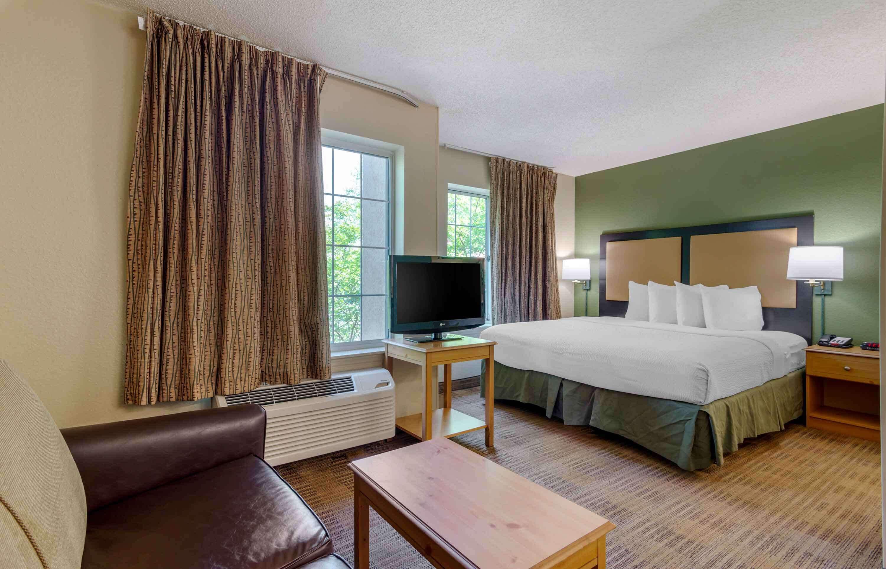Deluxe Studio, 1 King Bed with Sofa bed, Non Smoking | Desk, laptop workspace, iron/ironing board, free WiFi
