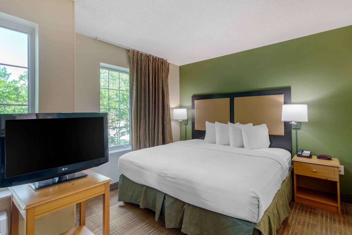 Deluxe Studio, 1 King Bed with Sofa bed, Non Smoking | Desk, laptop workspace, iron/ironing board, WiFi (free)