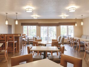 Café da manhã com buffet grátis todos os dias