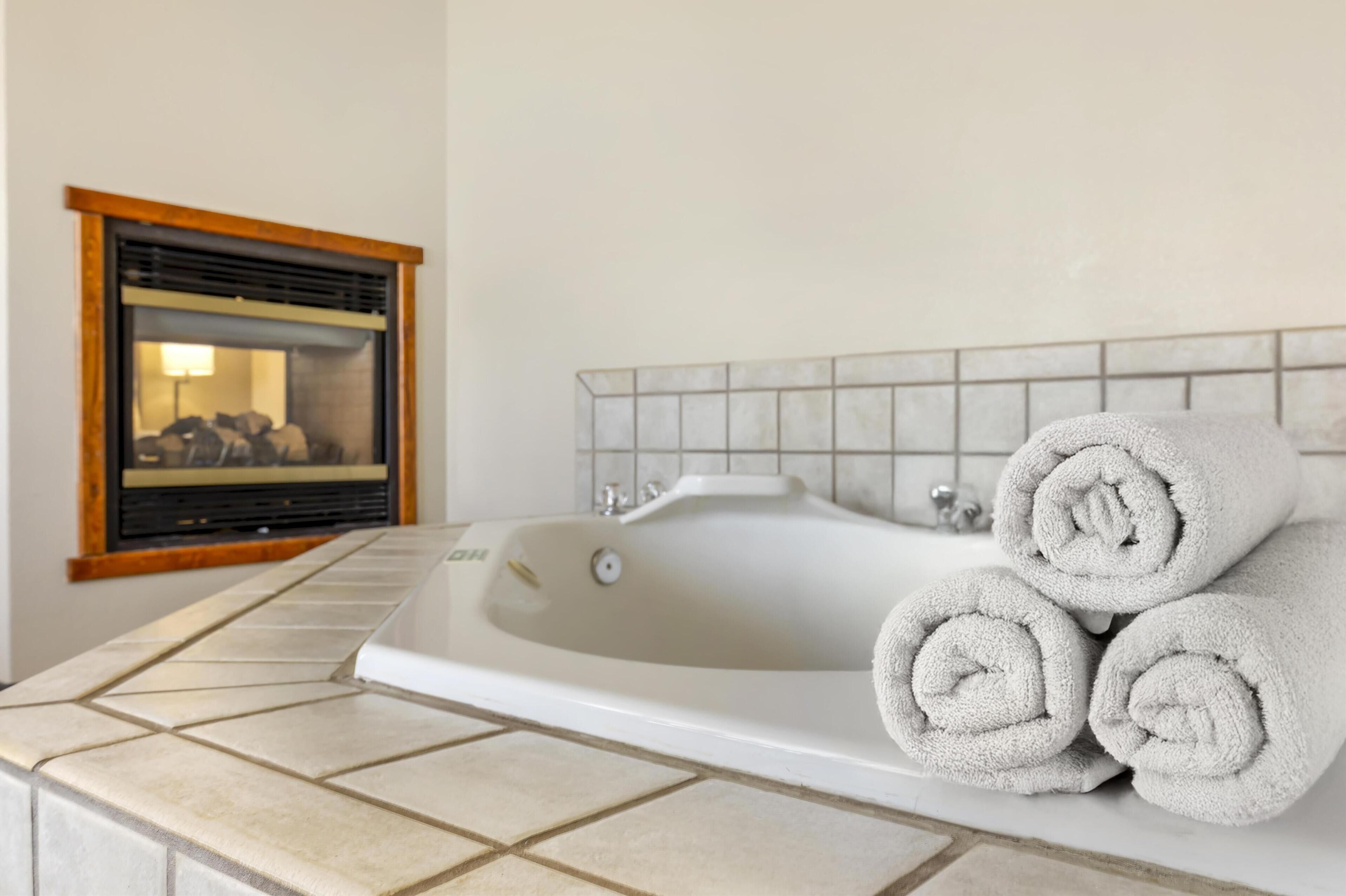 standard room, 1 king bed, non smoking, jetted tub | bathroom | combined shower/bathtub, free toiletries, hair dryer, towels