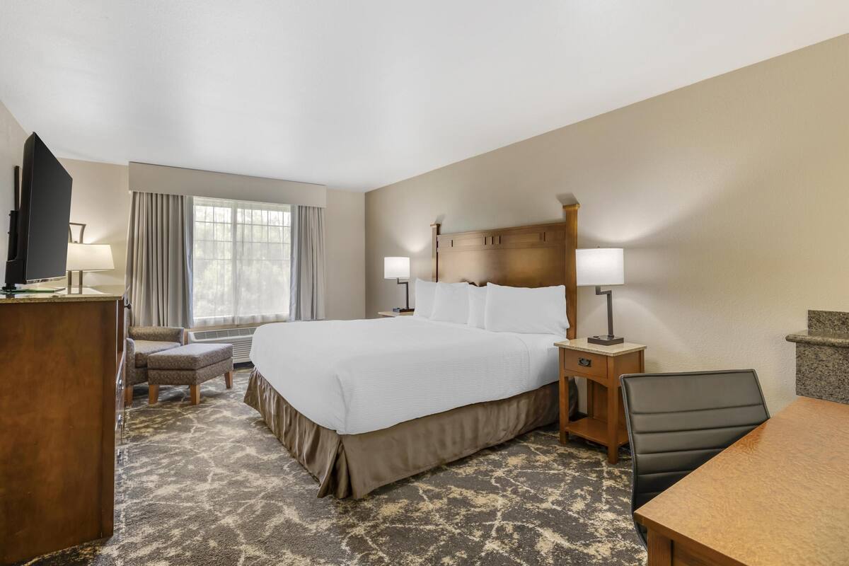 Standard Room, 1 King Bed, Refrigerator & Microwave, River View | 1 bedroom, premium bedding, pillowtop beds, laptop workspace