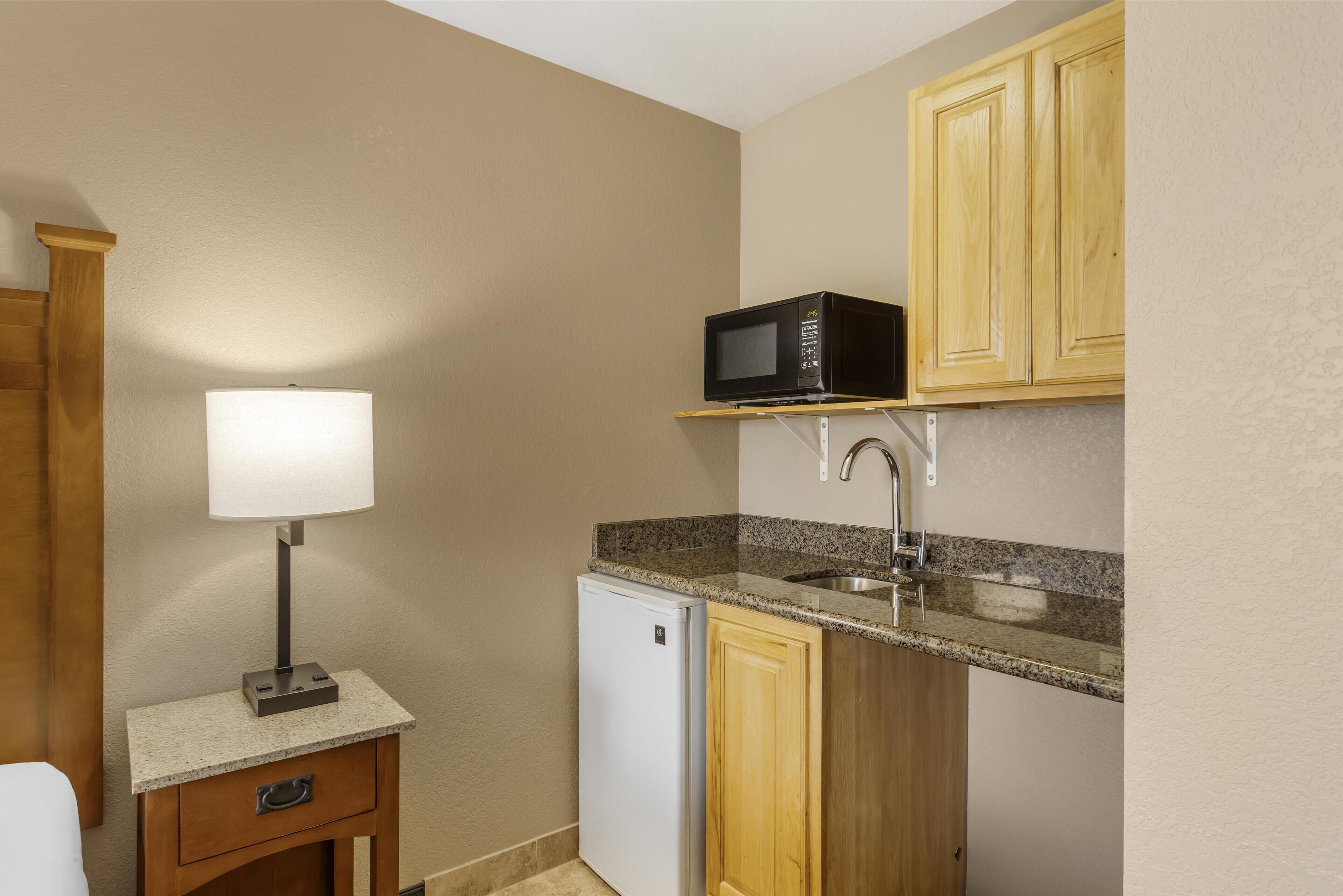 standard room, 1 king bed, non smoking, refrigerator & microwave | 1 bedroom, premium bedding, pillow-top beds, laptop workspace