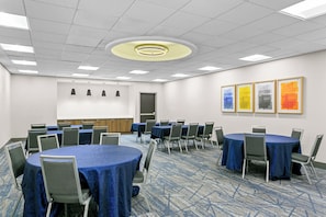 A conference room with round tables, chairs, and a carpeted floor. - Holiday Inn Express & Suites Baltimore West - Catonsville by IHG (Catonsville)