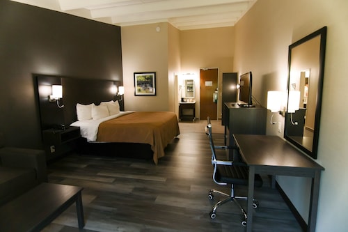 Danbury Inn & Suites