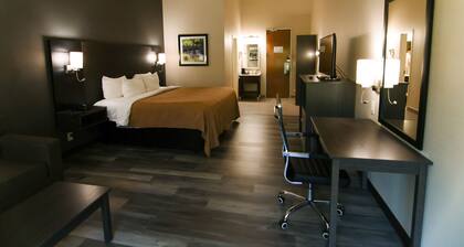 Danbury Inn & Suites