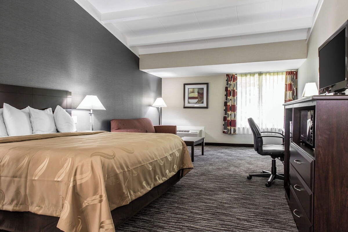 Desk, laptop workspace, iron/ironing board, free WiFi