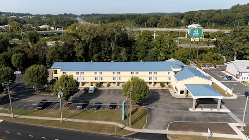 Danbury Inn & Suites