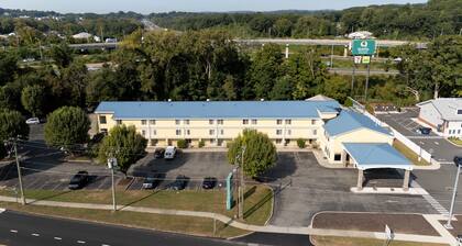 Danbury Inn & Suites