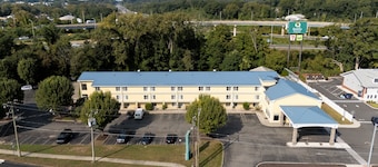 Danbury Inn & Suites
