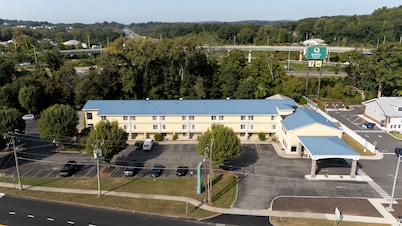 Danbury Inn & Suites