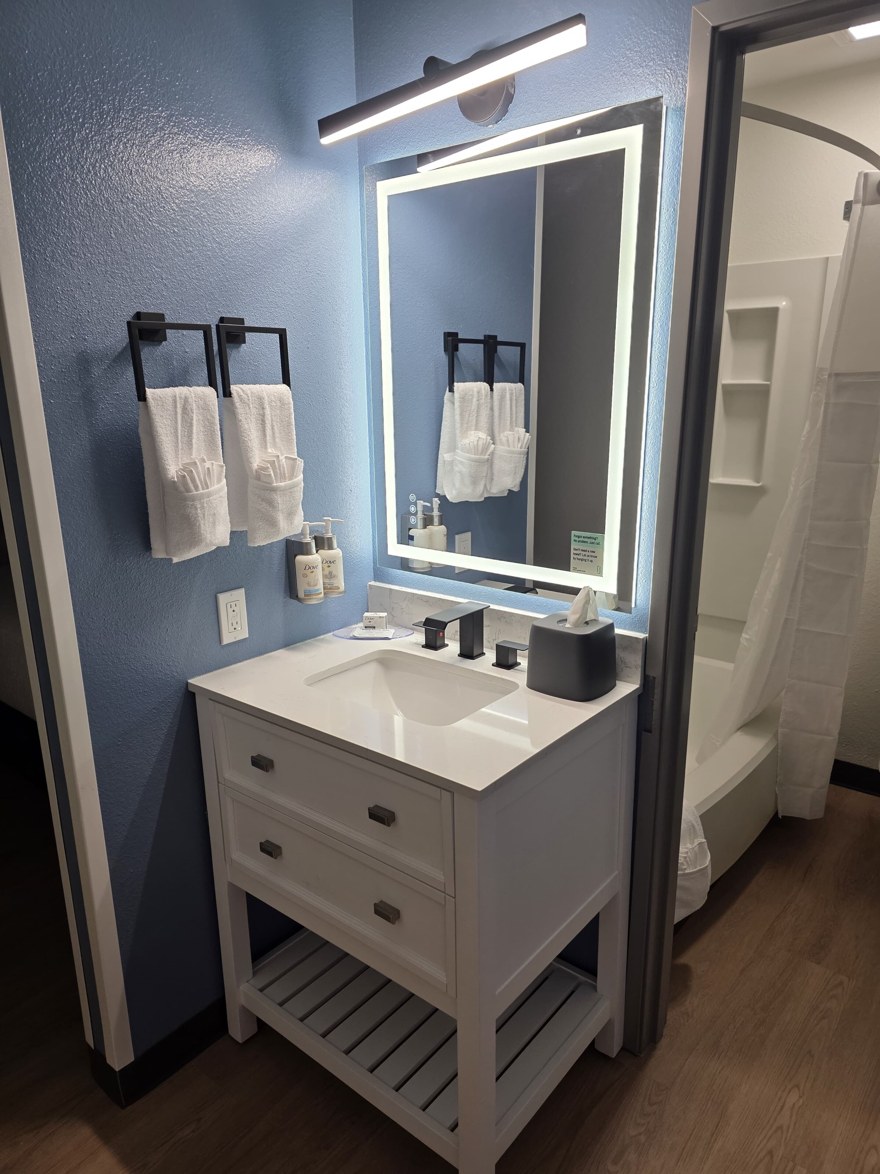 Kombination af bruser/badekar, designertoiletartikler, hårtørrer