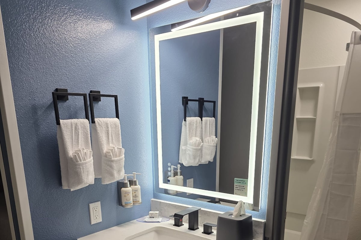 Kombination af bruser/badekar, designertoiletartikler, hårtørrer