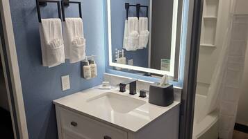 Combined shower/bathtub, designer toiletries, hair dryer, towels