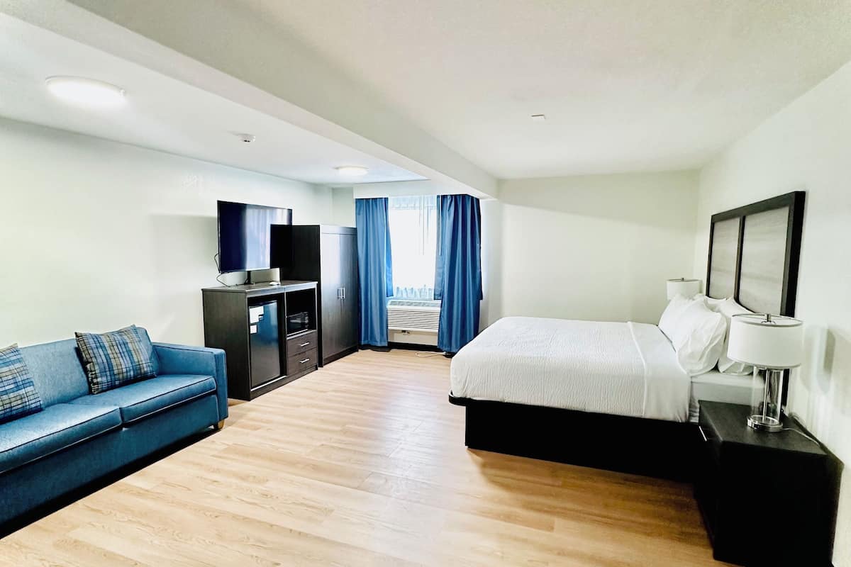 Suite, 1 King Bed | Premium bedding, down comforters, Tempur-Pedic beds, desk