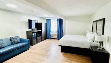 Suite, 1 King Bed | Premium bedding, down duvets, Tempur-Pedic beds, desk