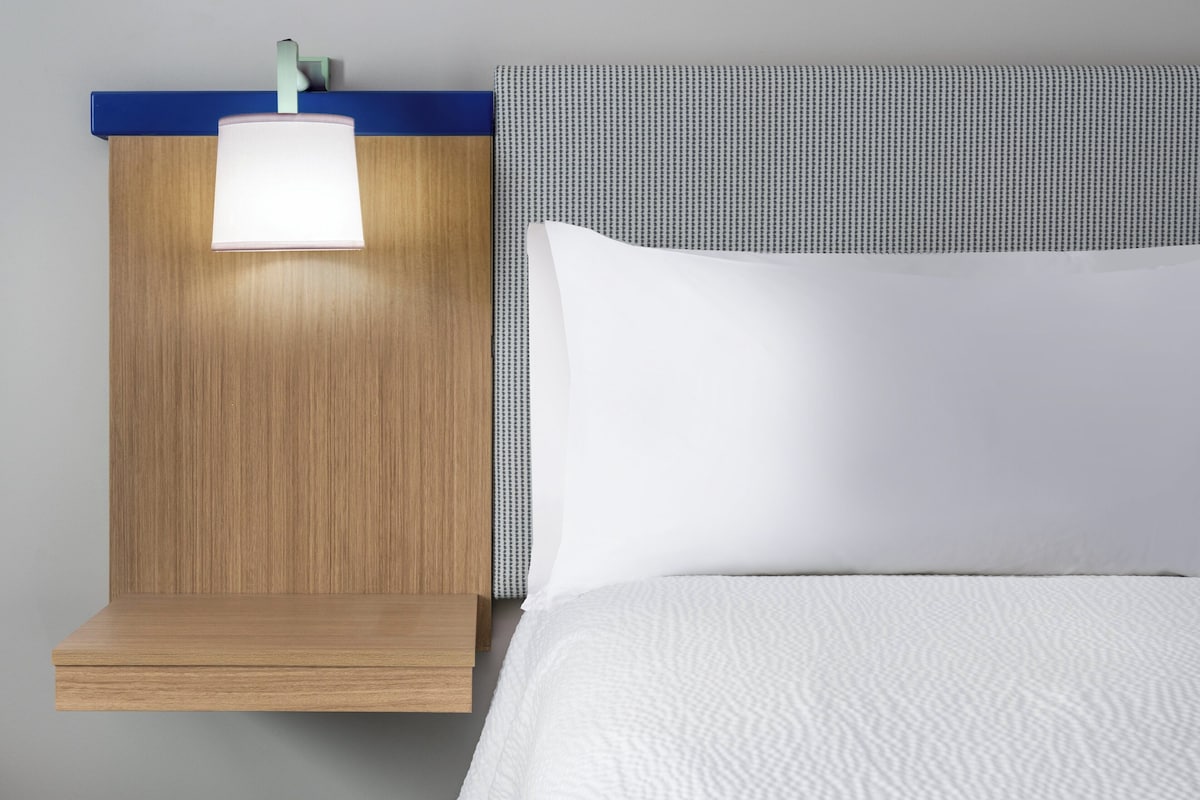 高級寢具、羽絨被、Tempur-Pedic 床墊、書桌